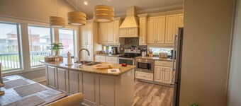 Steps to the beach / Hot Tub / Golf Cart / Chef's Dream Kitchen / Sleeps 10+