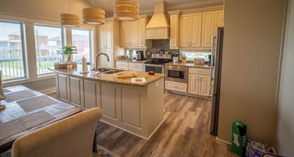 Steps to the beach / Hot Tub / Golf Cart / Chef's Dream Kitchen / Sleeps 10+