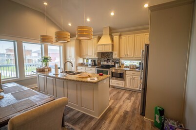 Steps to the beach / Hot Tub / Golf Cart / Chef's Dream Kitchen / Sleeps 10+