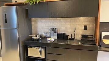 Apartamento design | Cozinha americana privada | Micro-ondas, cooktop, torradeira, liquidificador