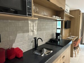 Apartamento económico | Cocina básica privada | Microondas, placa de cocina, tostadora y licuadora