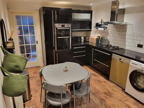 Microwave, oven, stovetop, dishwasher - Bright city centre 2 bed family home. (Brighton and Hove)
