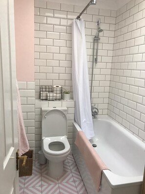 Sèche-cheveux, serviettes fournies, savon, papier toilette