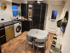 Micro-ondes, four, plaque de cuisson, lave-vaisselle