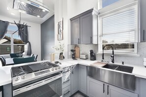 Mikrowelle, Ofen, Geschirrspüler, Küchenrolle