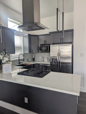 Mikrovågsugn, ugn, diskmaskin och pappersservetter