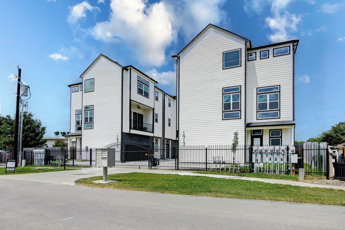 Photo 20 of Cozy Spring View in Houston-Few mins to Energy Corridor, The Galleria & downtown