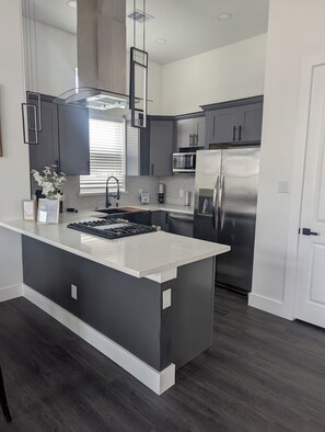 Microwave, oven, dishwasher, paper towels