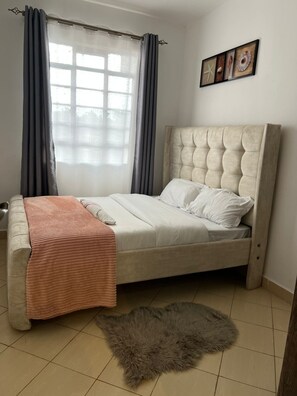 1 bedroom, iron/ironing board, WiFi, bed sheets - Cozy Home with Gym/Pool Access (Nairobi)