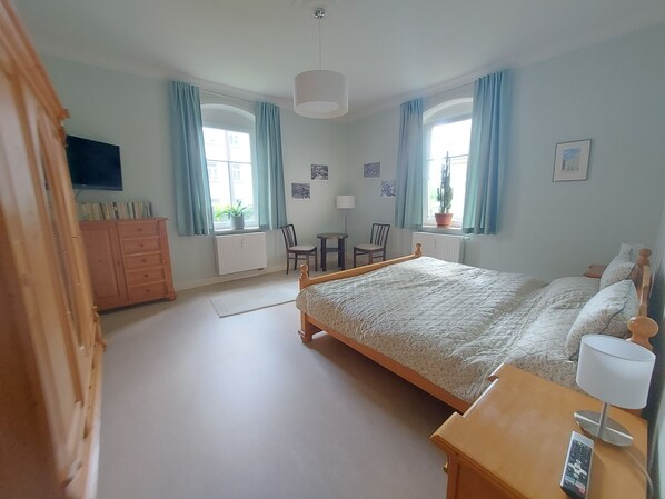 3 bedrooms, iron/ironing board, free WiFi, bed sheets
