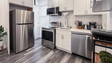 Jääkaappi, mikroaaltouuni, uuni, liesi