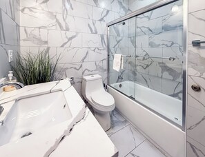 Haartrockner, Handtücher, Toilettenpapier
