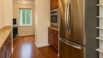 Coffee/tea maker, full-size fridge, microwave, stovetop