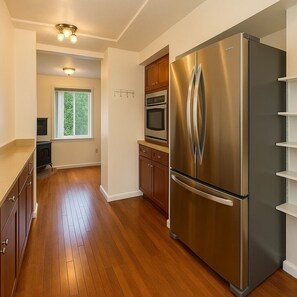 Full-sized fridge, microwave, stovetop, coffee/tea maker - Master Suite with Fruitful Tree backyard (Seattle)