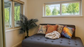 Comfort Suite | In-room safe, desk, laptop workspace, iron/ironing board
