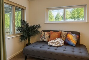 Comfort Suite - Master Suite with Fruitful Tree backyard (Seattle)