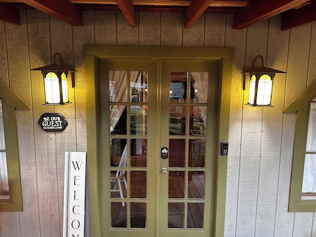 Exterior detail. Charming 1-bedroom farm guesthouse in Lexington with WiFi and AC