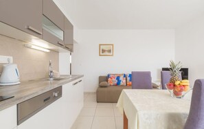 Réfrigérateur, four, plaque de cuisson, lave-vaisselle