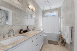 Dutxa, assecador de cabells, bidet i tovalloles
