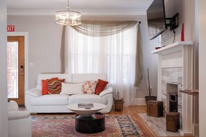 Smart TV, fireplace - Culinary Comfort in quiet home near Ponce City Market and Beltline (Atlanta)