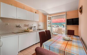 Kylskåp, spishäll och kaffe- och tebryggare