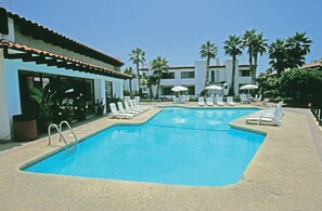 4 piscines extérieures