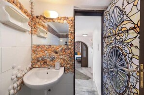 Sèche-cheveux, serviettes fournies, savon, papier toilette