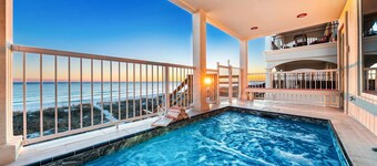 LUXURY ON THE BEACH: Private Pool, 5 King Suite, Elevator, Golf Cart, Beach Svc