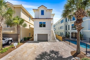 Exterior - Pink Luxe on Beach: Private Pool, Beachfront, 5 King Suite, Elevator, Beach Svc (Destin)