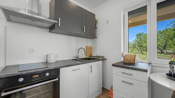 Coffee/tea maker, fridge, oven, stovetop
