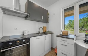 Een koelkast, een oven, een kookplaat, een vaatwasser