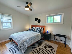 3 slaapkamers, een strijkplank/strijkijzer, gratis wifi, beddengoed