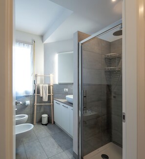 Doccia, asciugacapelli, bidet, asciugamani