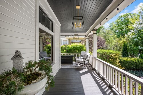 NEW! Updated South Hill Craftsman Sleeps 12!