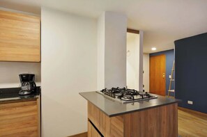 Geladeira, micro-ondas, fogão, cooktop