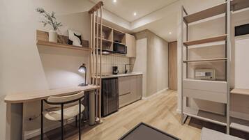 Micro-ondes, plaque de cuisson, cafetiĂšre/bouilloire