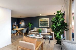 TV, offices - |EP| Vibrant Apt in Provenza w/King Bed,AC,Balcony (Medellín)