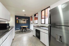 Fridge, microwave, oven, stovetop - |EP| Vibrant Apt in Provenza w/King Bed,AC,Balcony (Medellín)