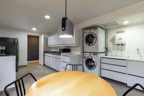 Fridge, microwave, oven, stovetop - |EP| Vibrant Apt in Provenza w/King Bed,AC,Balcony (Medellín)