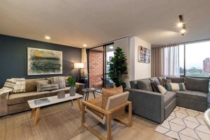 TV, offices - |EP| Vibrant Apt in Provenza w/King Bed,AC,Balcony (Medellín)