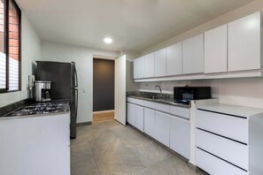 Kühlschrank, Mikrowelle, Ofen, Herdplatte