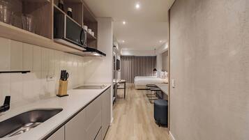 Refrigerador, microondas, parrilla de estufa y cafetera y tetera