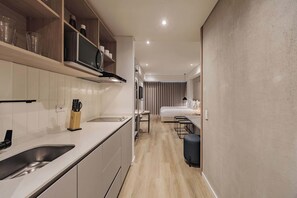 Refrigerador, microondas, parrilla de estufa y cafetera y tetera 