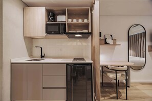 Microondas, placa de cocina, cafetera o tetera y utensilios de cocina
