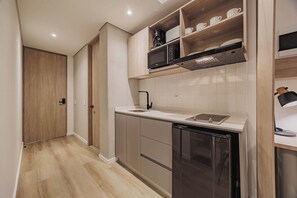 Mikrovågsugn, spishäll, kaffe- och tebryggare och grytor/köksredskap