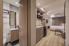 1 bedroom, desk, WiFi, bed sheets