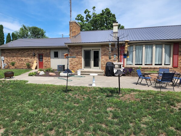 Terrace/patio - 3-bedroom apartment in marvelous Goshen with WiFi, AC (Goshen)