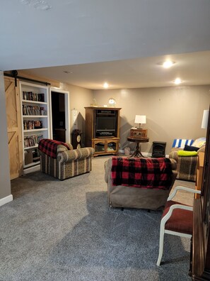 Living area - 3-bedroom apartment in marvelous Goshen with WiFi, AC (Goshen)