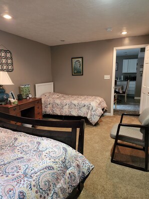 3 bedrooms, WiFi, bed sheets - 3-bedroom apartment in marvelous Goshen with WiFi, AC (Goshen)