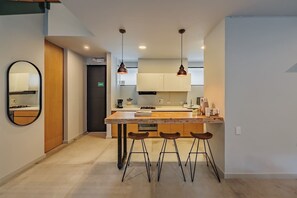 Een koelkast, een magnetron, een oven, een kookplaat